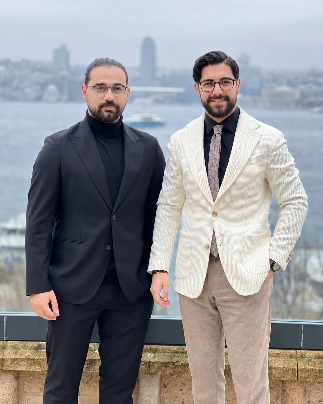 Serdar Güngör ve Furkan Taş, İstanbul Boğazı'na bakan bir terasta